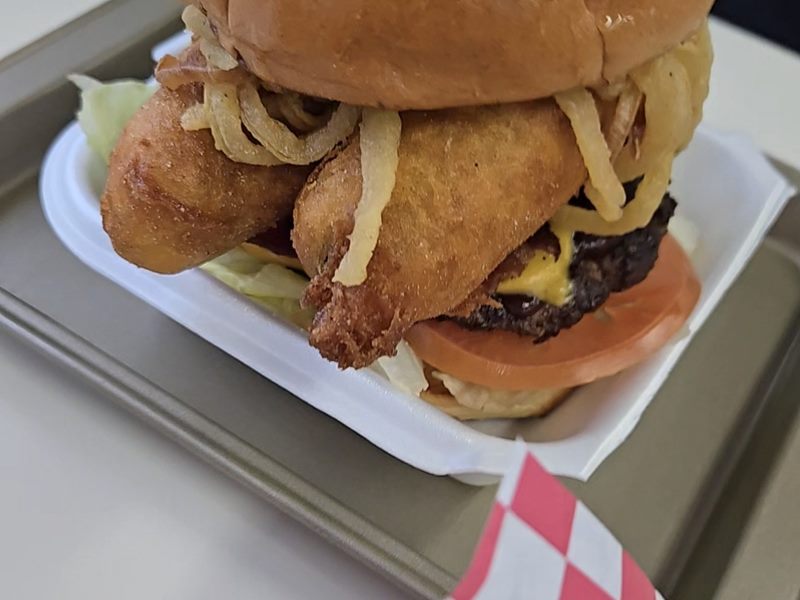 208 Burger y Mas food