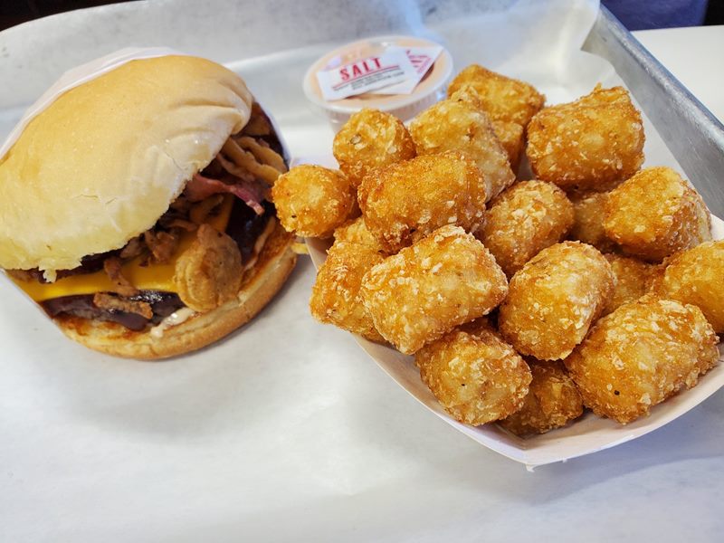 208 Burger y Mas food